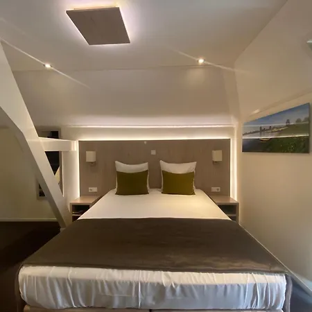 Hotell De Twee Linden 4*